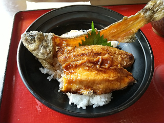 ニジマスの蒲焼き丼の写真